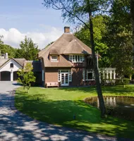 Vrijstaand huis met rieten dak