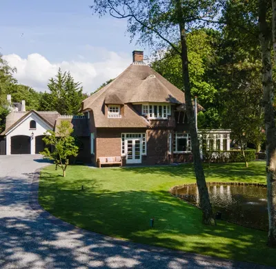 Vrijstaand huis met rieten dak