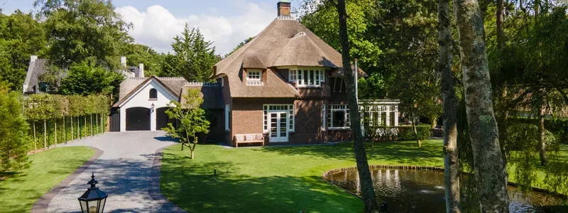 Vrijstaand huis met rieten dak