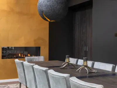 Eettafel met robuuste stoelen