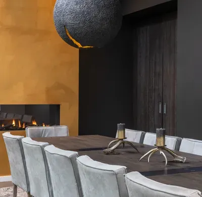 Eettafel met robuuste stoelen