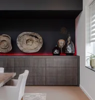 Eetkamer met donkere muur