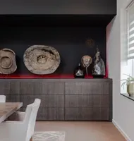 Eetkamer met donkere muur