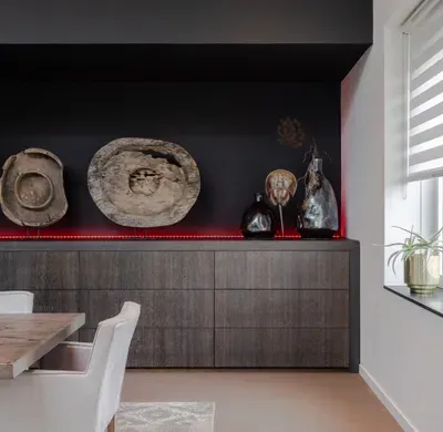 Eetkamer met donkere muur