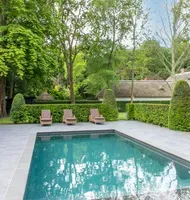 een zwembad in een groene tuin